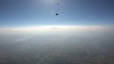 Tandem skydive. View from afar 스톡 동영상 237031320