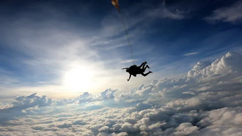 Tandem skydiving in a dramatic sky. Vidéo 155760900