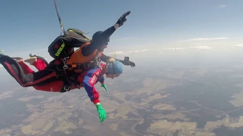 Tandem skydiving 스톡 동영상 76622383