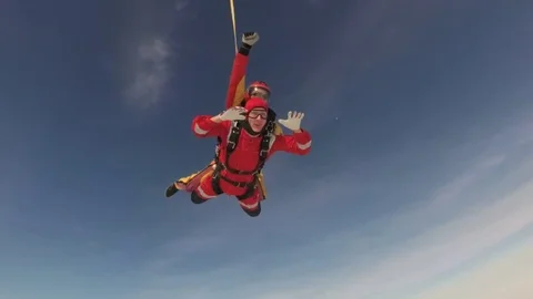 Tandem skydiving 스톡 동영상 81116382