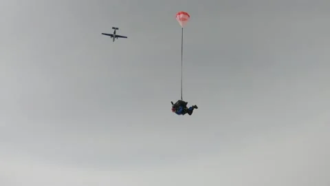 Tandem skydiving 스톡 동영상 150854813