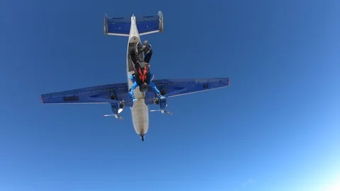 Tandem skydiving. Jumping out. Stockbeeldmateriaal 105183852