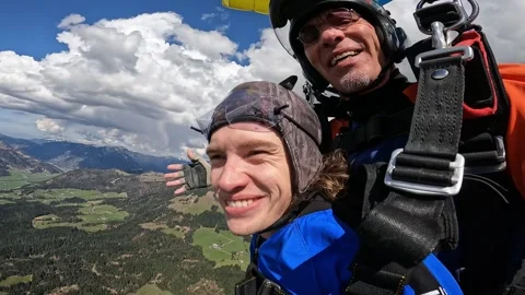 Tandem Skydiving Over Alpine Valley (Selfie) Vidéo 328386524