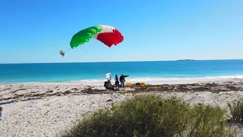 Tandem skydiving is popular to experience the first time at Jurien Bay WA. Vidéo 148799925