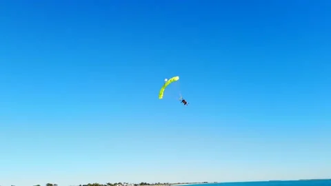 Tandem skydiving is popular to experience the first time at Jurien Bay WA. Vidéo 148800054