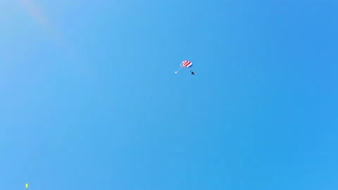 Tandem skydiving is popular to experience the first time at Jurien Bay WA. Vidéo 148800344