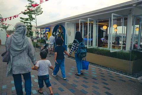 Tangerang, West Java, Indonesia, 2022 - Visitors visiting the Cove Batavia PI Fotos de archivo