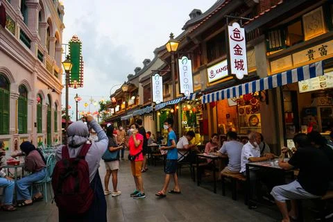 Tangerang, West Java, Indonesia, 2022 - Visitors hanging out at the PIK China 스톡 사진