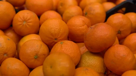 Tangerines on the counter in the store 스톡 동영상 188123920