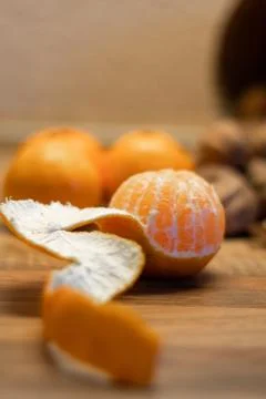 Tangerines with walnuts in a basket Stockfoto's