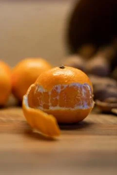 Tangerines with walnuts in a basket Stockfoto's