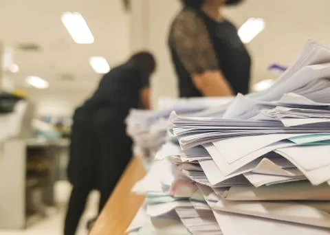 Tangle concept design,paper document with blur working woman on office backgr Foto stock