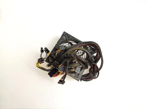 Tangled Computer Power Supply Unit With Assorted Cables and Connectors Stockfoto's