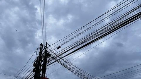 A tangled tangle of electrical cables Foto stock