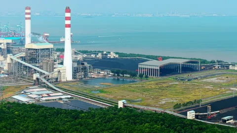 Tanjung Bin Solar Panel Coal Yard Aerial Drone - Malaysia Energy Mix 4K Stockbeeldmateriaal 344705261