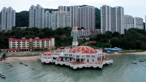 The Tanjung Bunga floating mosque is seen from the ocean with the city Vídeos de archivo 123265078