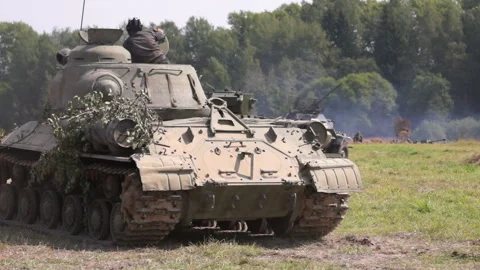 Tank attacks. Video stock 107866229