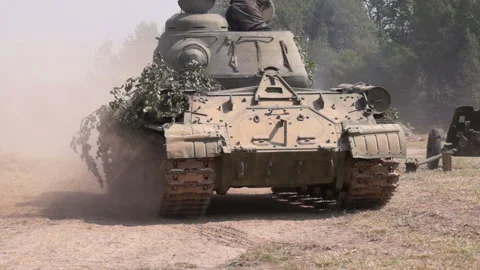 Tank attacks 動画素材 107866521