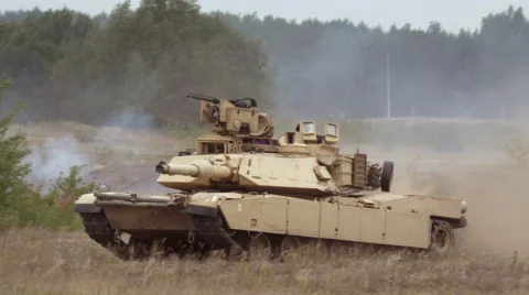 Tank drives on the battlefield 動画素材 67254573