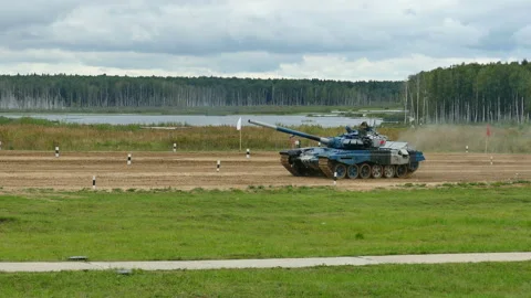 The tank goes on the attack 動画素材 138314597