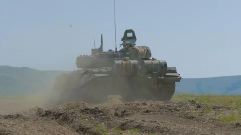 Tank is making a shot 動画素材 90816685