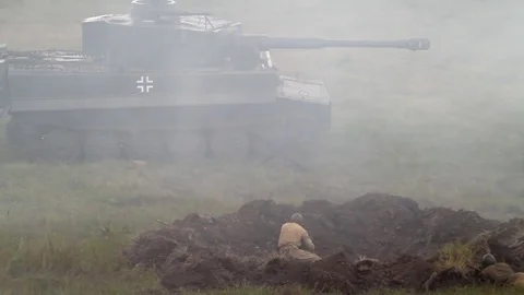 The tank Tiger explodes and burns. Smoke and soldiers. The World War 2 库存影片 74024076