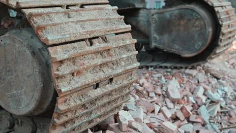 Tank tracks over a pile of rubble and debris in a construction area. This Vidéo 338297779
