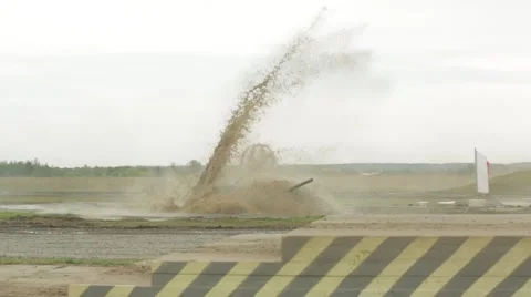 Tank in water 動画素材 41311002