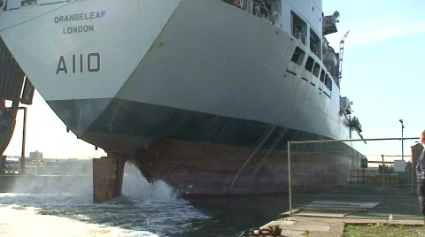Tanker being pulled into dock with sound. HD 1080i Vidéo 67436