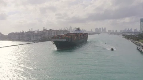 Tanker container ship sailing ocean 動画素材 104951856