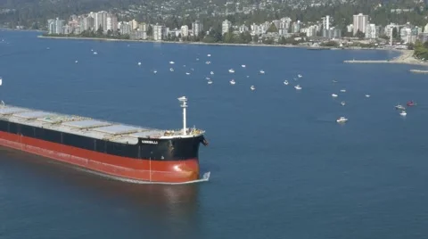 Tanker ship getting closer to the harbor, air shot Vidéo 68360707