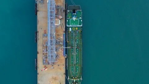 Tanker ship loading in port view from above. Vidéo 104668756