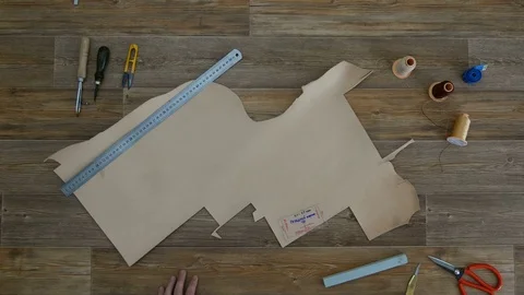 Tanner sharpens the knife on the grindstone 스톡 동영상 81415940