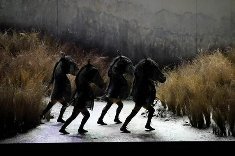  Tänzer während der Fotoprobe für Der goldene Hahn in der Komischen Oper i Stock Photos