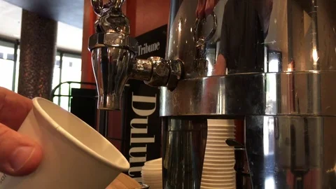 Tap Opening to Pour Coffee into Cup 動画素材 78518478