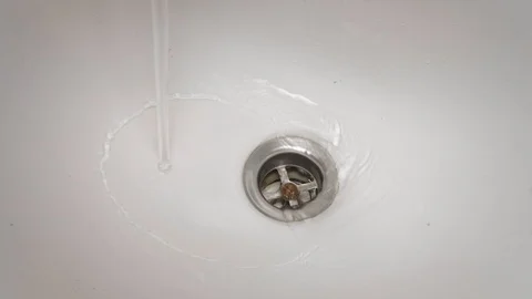Tap water in the drain Video stock 98217629