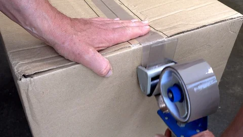 Taping a cardboard box. Vidéo 91981045