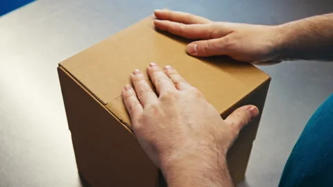 Taping up a shipping box Stock-Footage 331661612