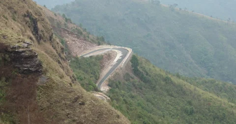 Tar Road on a Mountain 库存影片 335399199