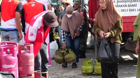 Tarakan, Indonesia.06132024: Subsidized LPG conversion program to Non-Subsidized Vidéo 277376249