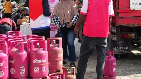 Tarakan, Indonesia.06132024: Subsidized LPG conversion program to Non-Subsidized Vidéo 277376258