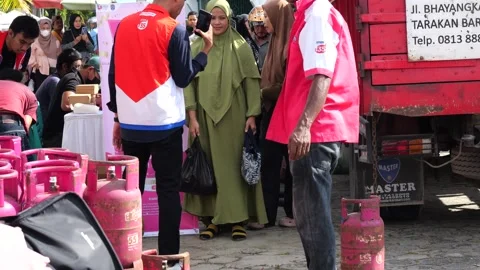 Tarakan, Indonesia.06132024: Subsidized LPG conversion program to Non-Subsidized Vidéo 277376267