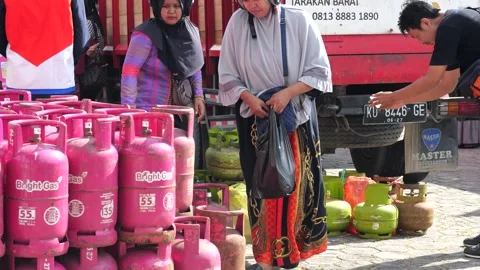 Tarakan, Indonesia.06132024: Subsidized LPG conversion program to Non-Subsidized Vidéo 277376705