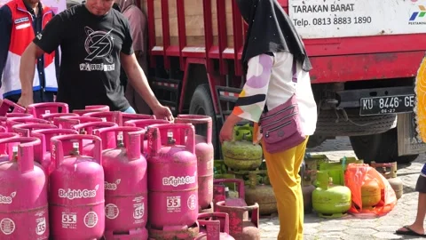 Tarakan, Indonesia.06132024: Subsidized LPG conversion program to Non-Subsidized Vidéo 277376707