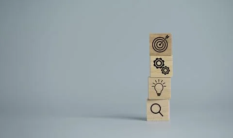 Target board with arrow print screen on wooden cube block to setup objective Stock Photos