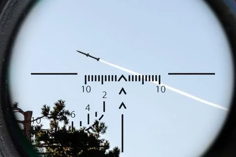 Targeting system view of missile during aerial tracking. Foto stock