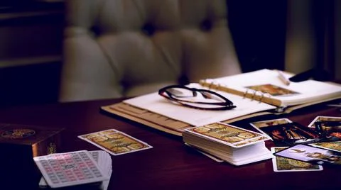 Tarot card reader arranges cards in a card spread. Fortune-telling concept Foto stock
