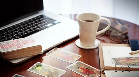 Tarot card reader arranges cards in a card spread. Fortune-telling concept Foto stock
