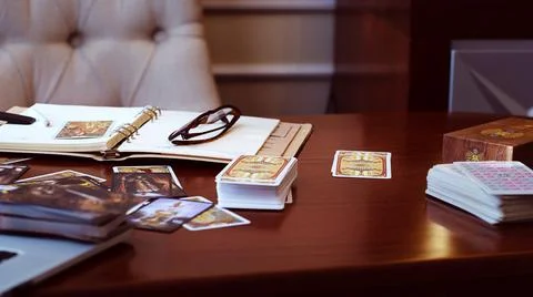 Tarot card reader arranges cards in a card spread. Fortune-telling concept Foto stock