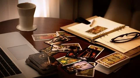 Tarot card reader arranges cards in a card spread. Fortune-telling concept Stock-Fotos